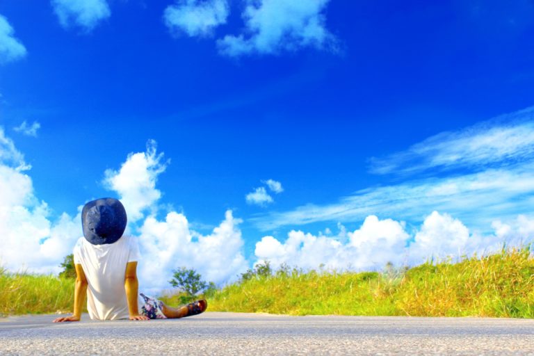 空を眺める少年